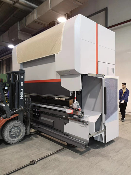 使用叉車進行精密設備搬運 使用叉車進行精密設備搬運