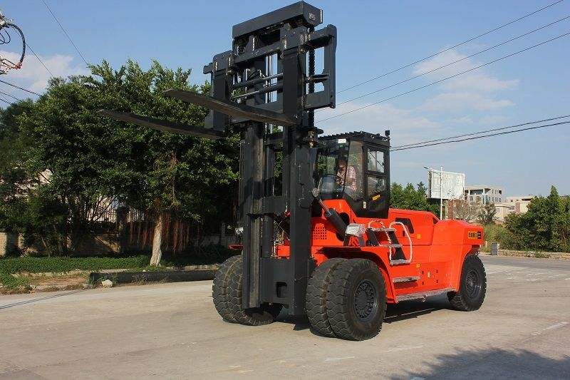 無(wú)錫設(shè)備搬運(yùn)廠家:叉車(chē)在設(shè)備搬運(yùn)中需要預(yù)防哪些事故的發(fā)生？